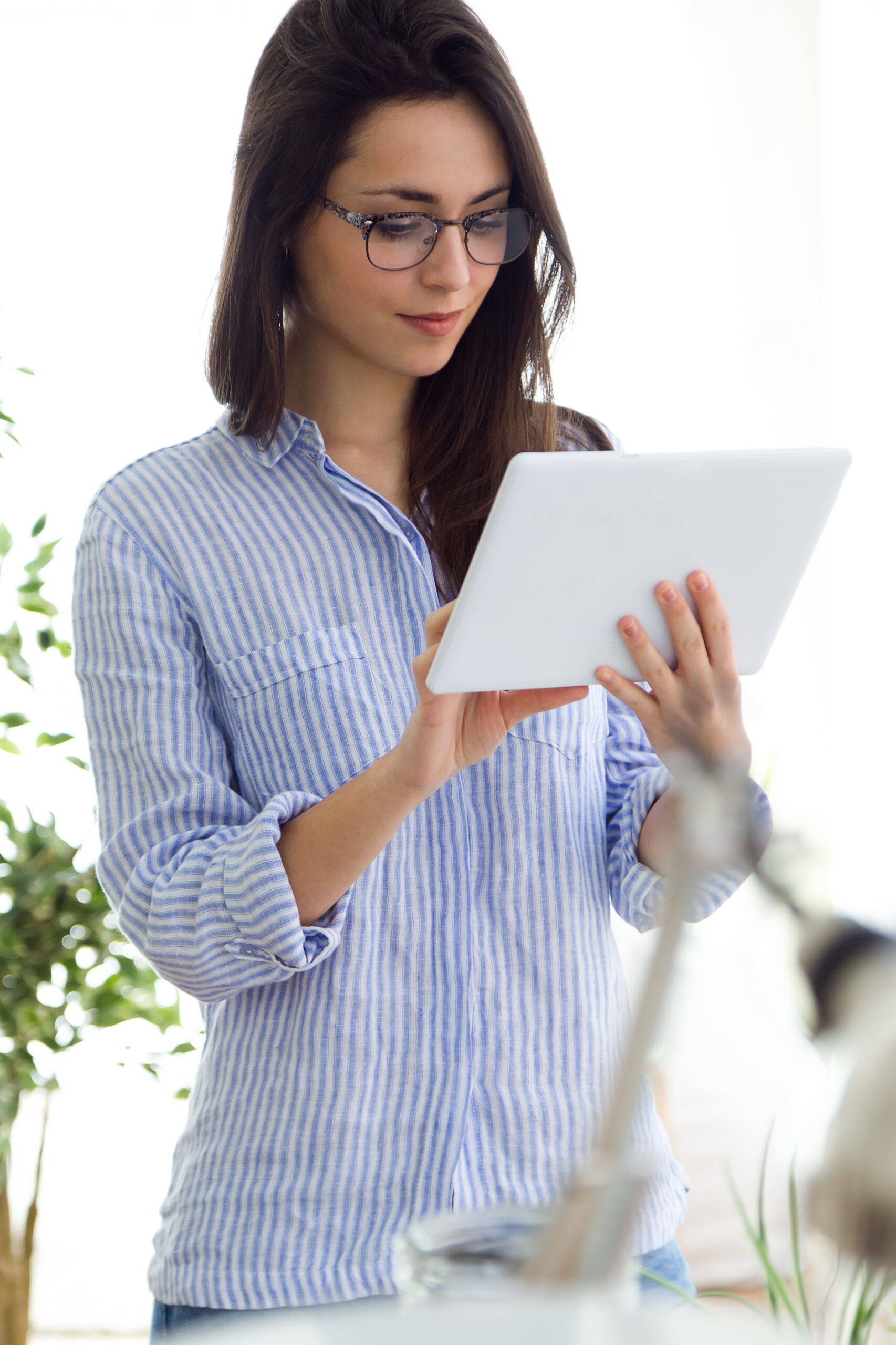 Femenino Joven En Vidrios Usando La Computadora Portatil Scaled